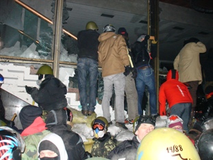 crowd at windows Ukr Dom
                -18C 3:30am